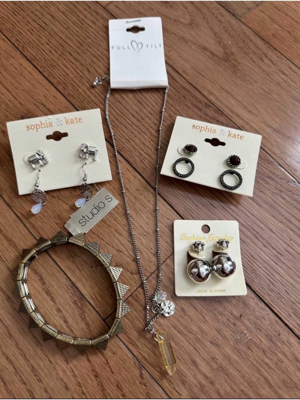 5-Piece Fashion Jewelry Lot – Earrings, Necklace &‎ Bracelet ✨All New
